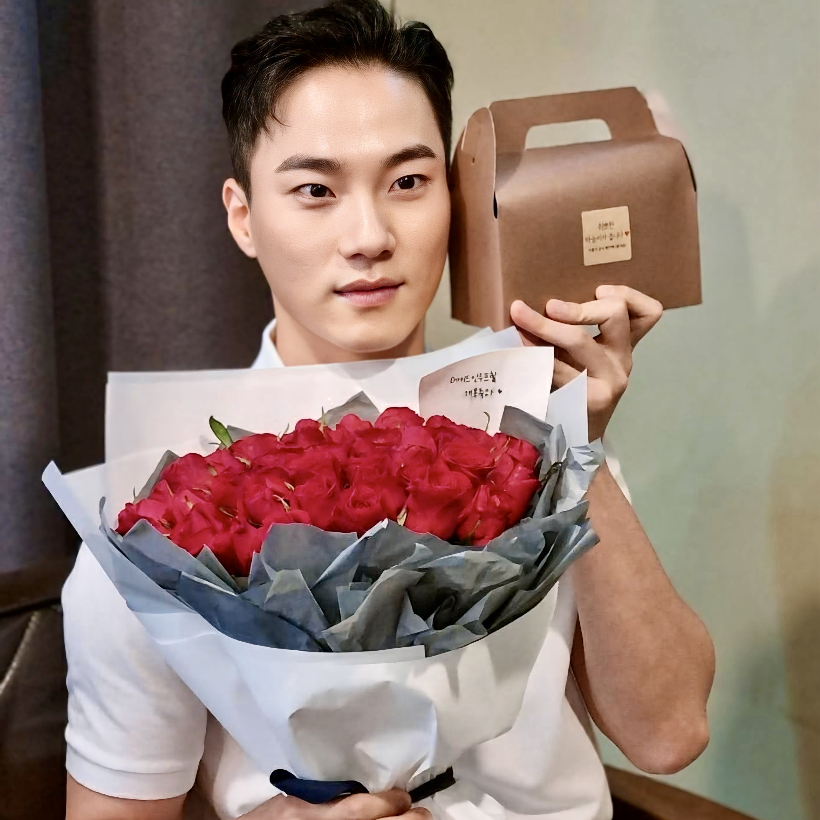 Behind-the-scenes cut of Lee Hongnae