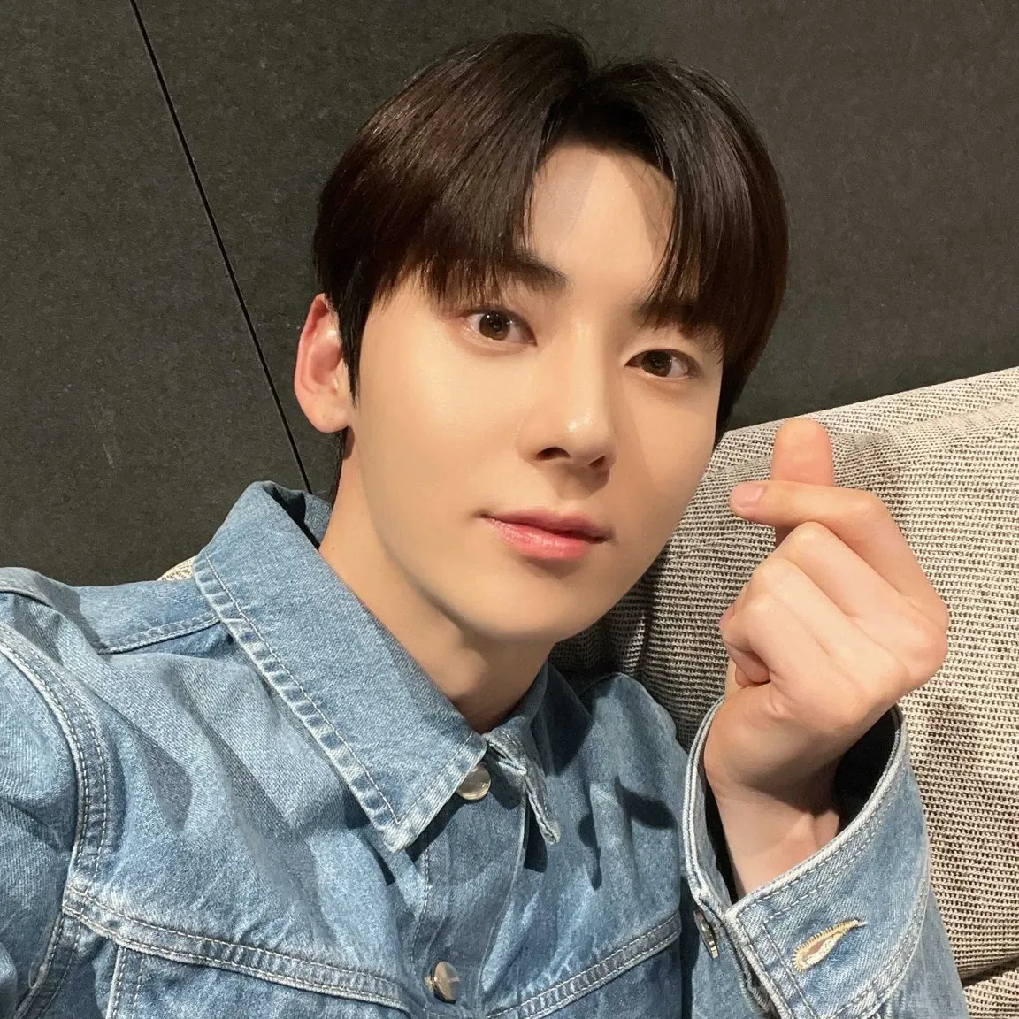 Behind-the-scenes cut of Hwang Minhyun