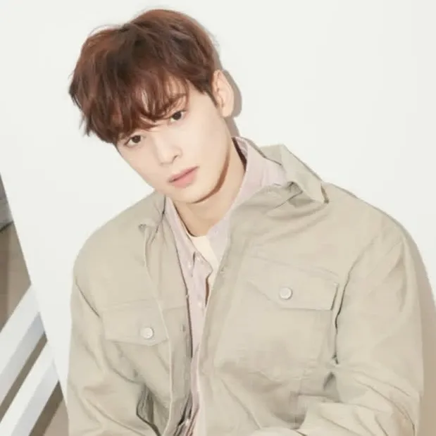 Behind-the-scenes cut of Cha Eunwoo