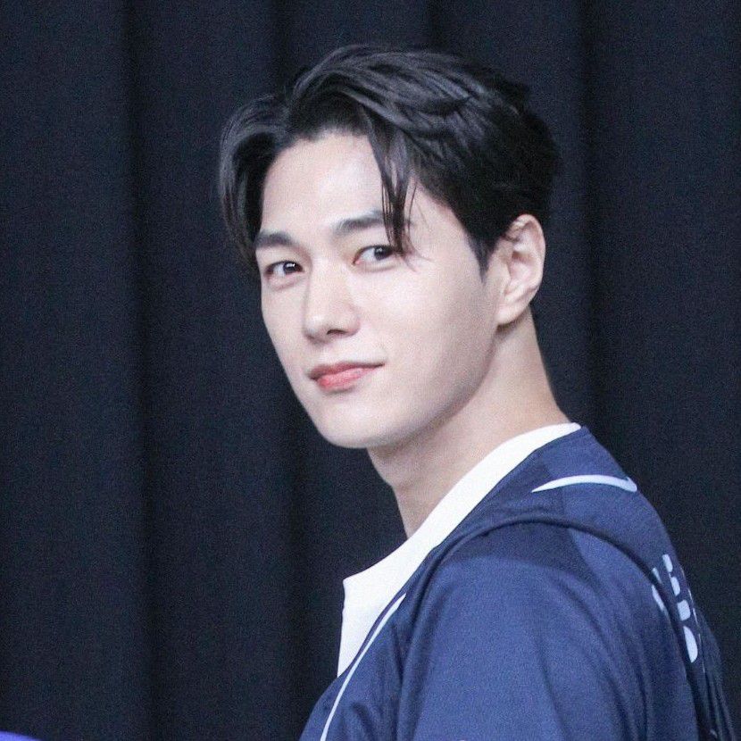 A moment captured by a fan of Kim Myungsoo (L)