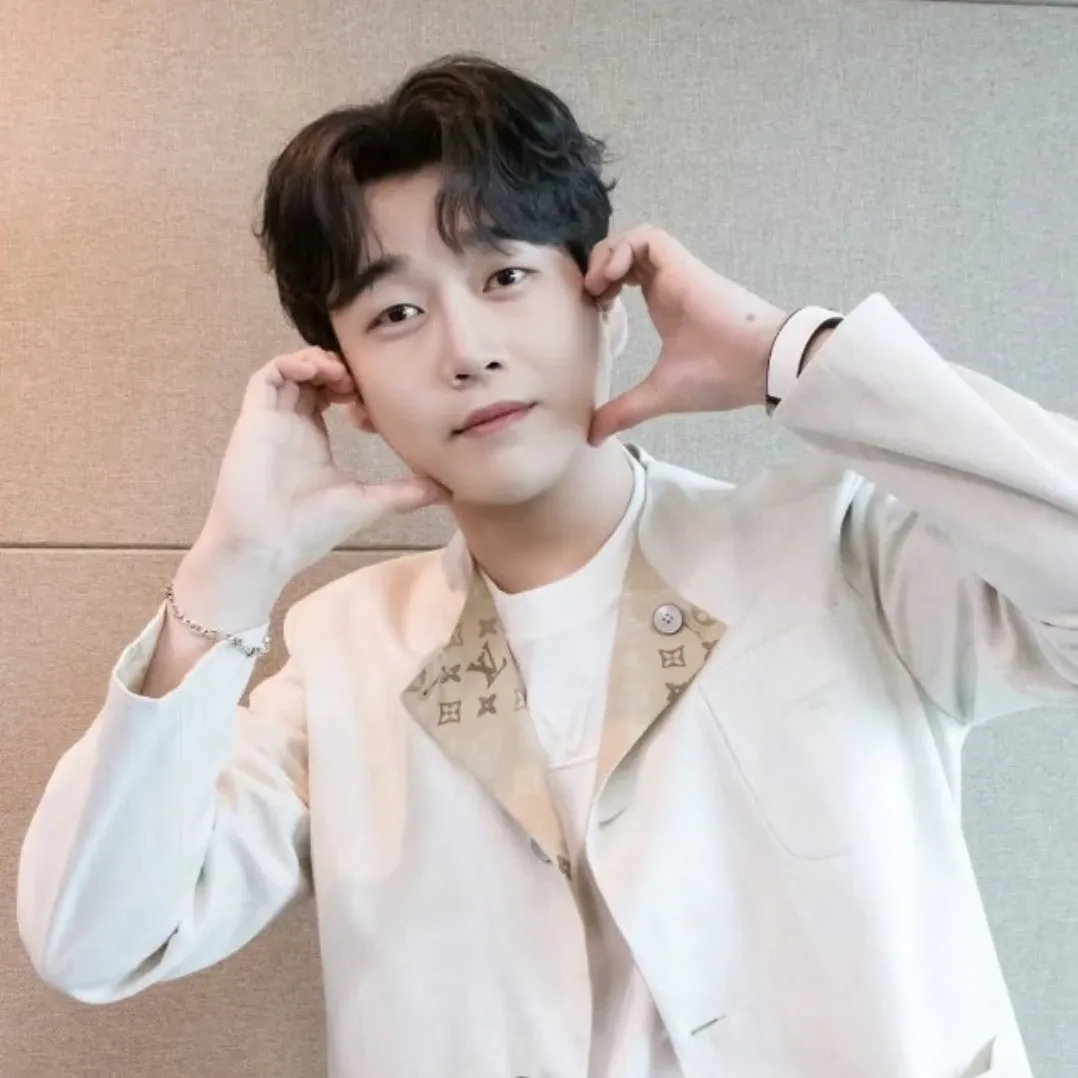 Behind-the-scenes cut of Hwang Youngwoong