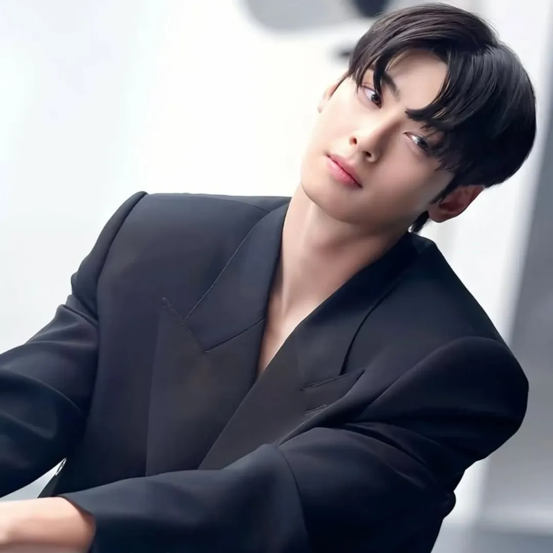 Latest photo of Cha Eunwoo