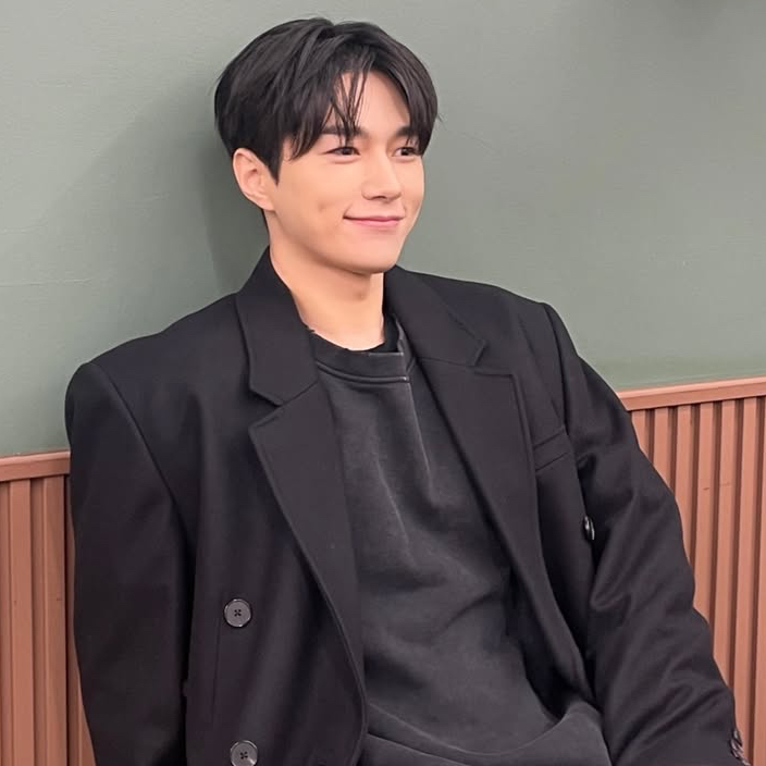 Behind-the-scenes cut of Kim Myungsoo (L)