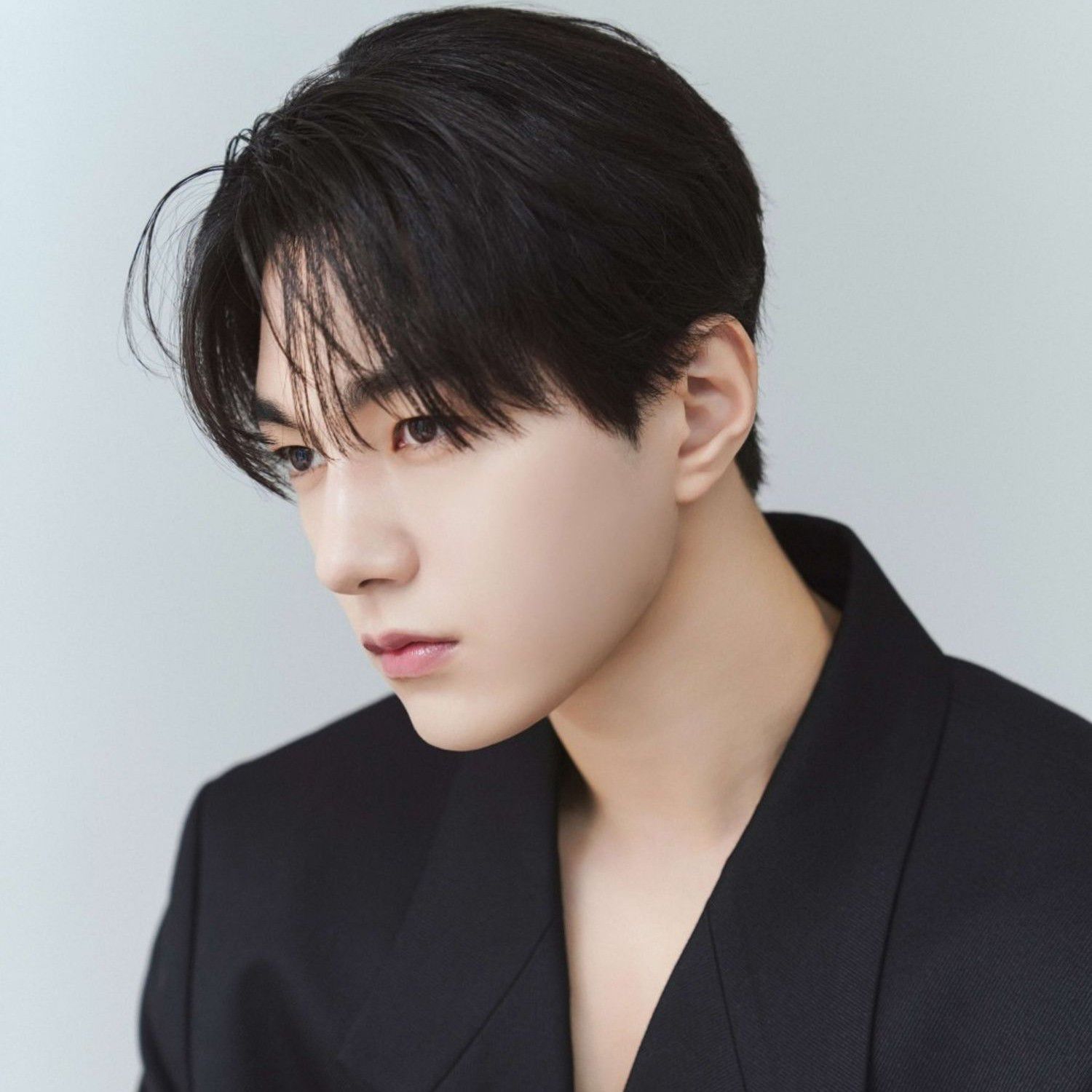 Recent activity shot of Kim Myungsoo (L)