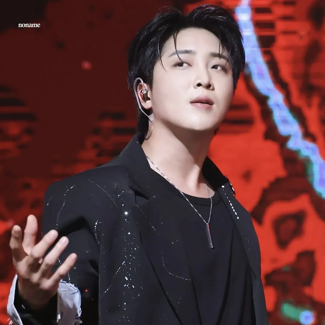 A moment captured by a fan of Hwang Yunsung