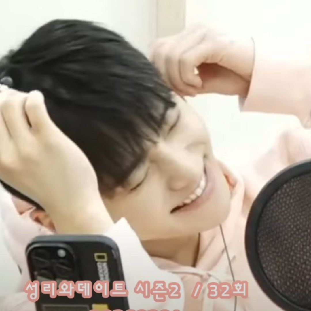 A moment captured by a fan of Seong Ri