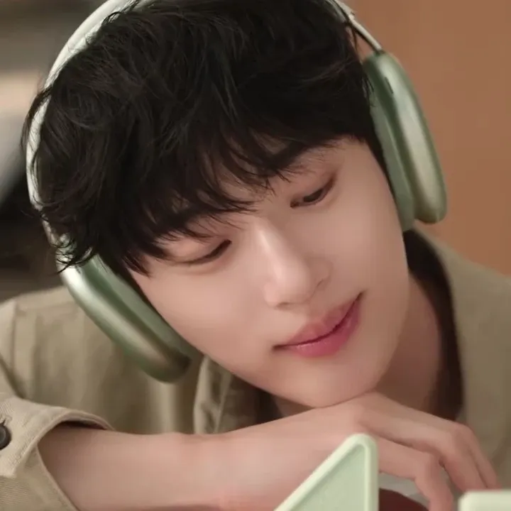 Behind-the-scenes cut of Byeon Wooseok