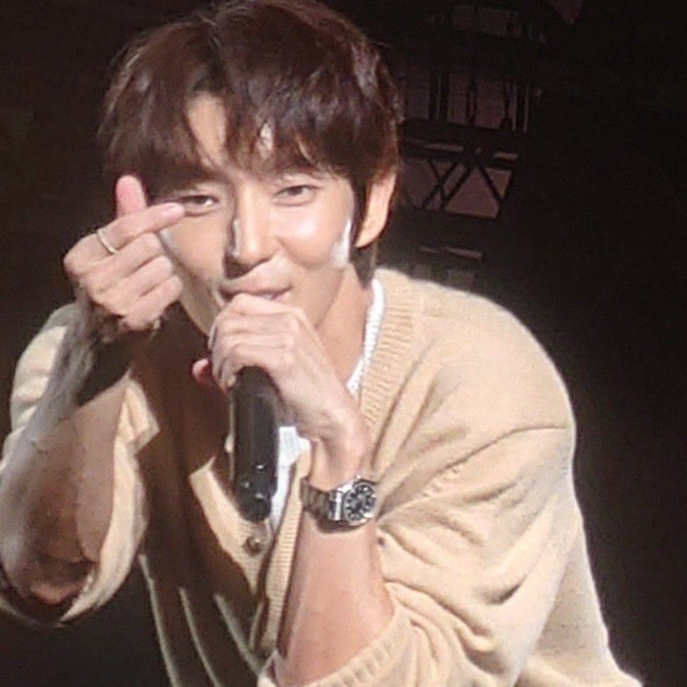 A moment captured by a fan of Lee Joongi