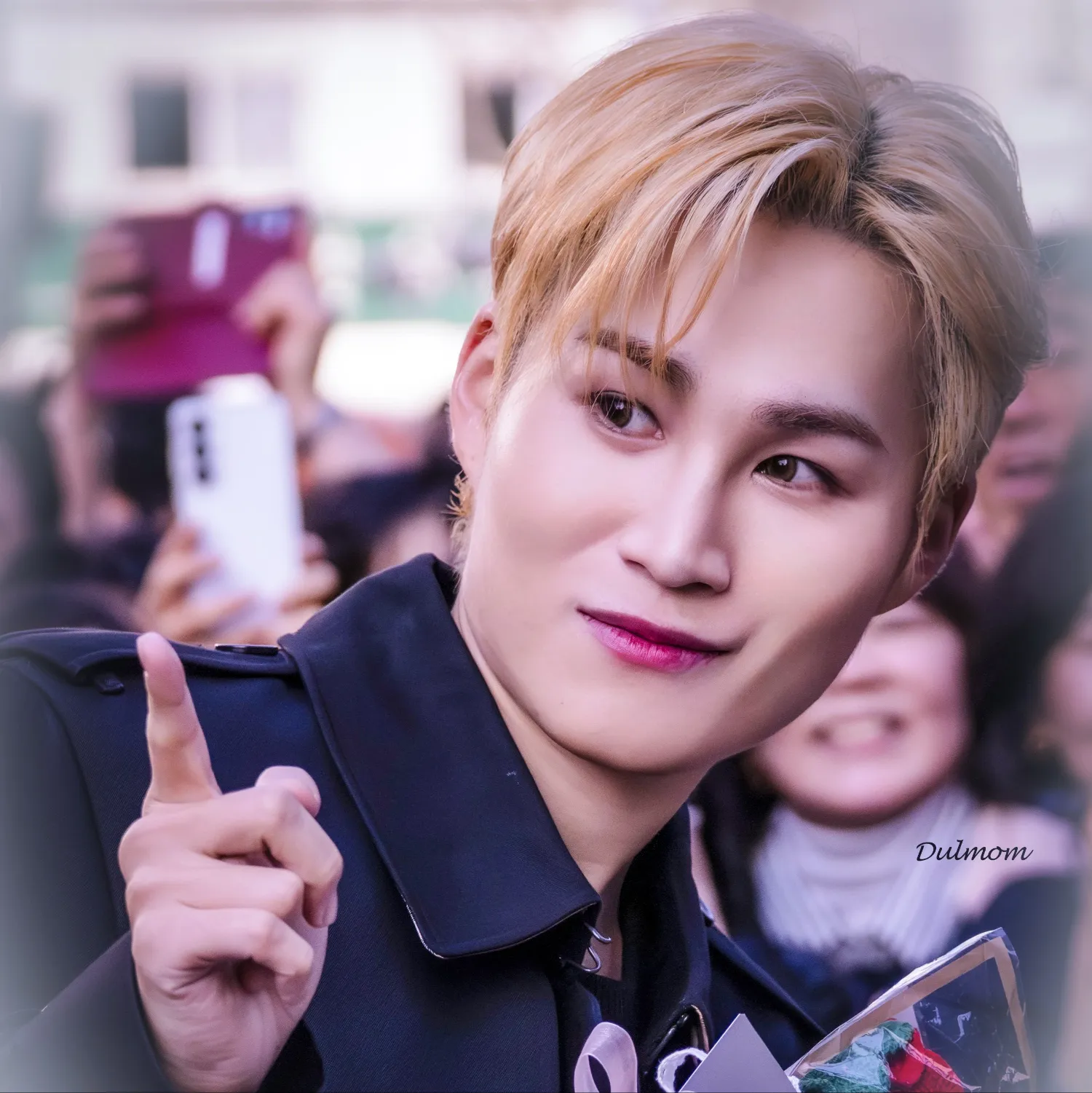 粉丝拍下的金熙栽瞬间