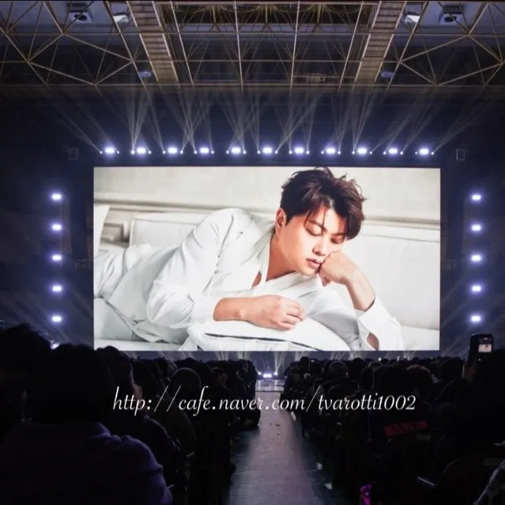 粉丝拍下的金浩中瞬间