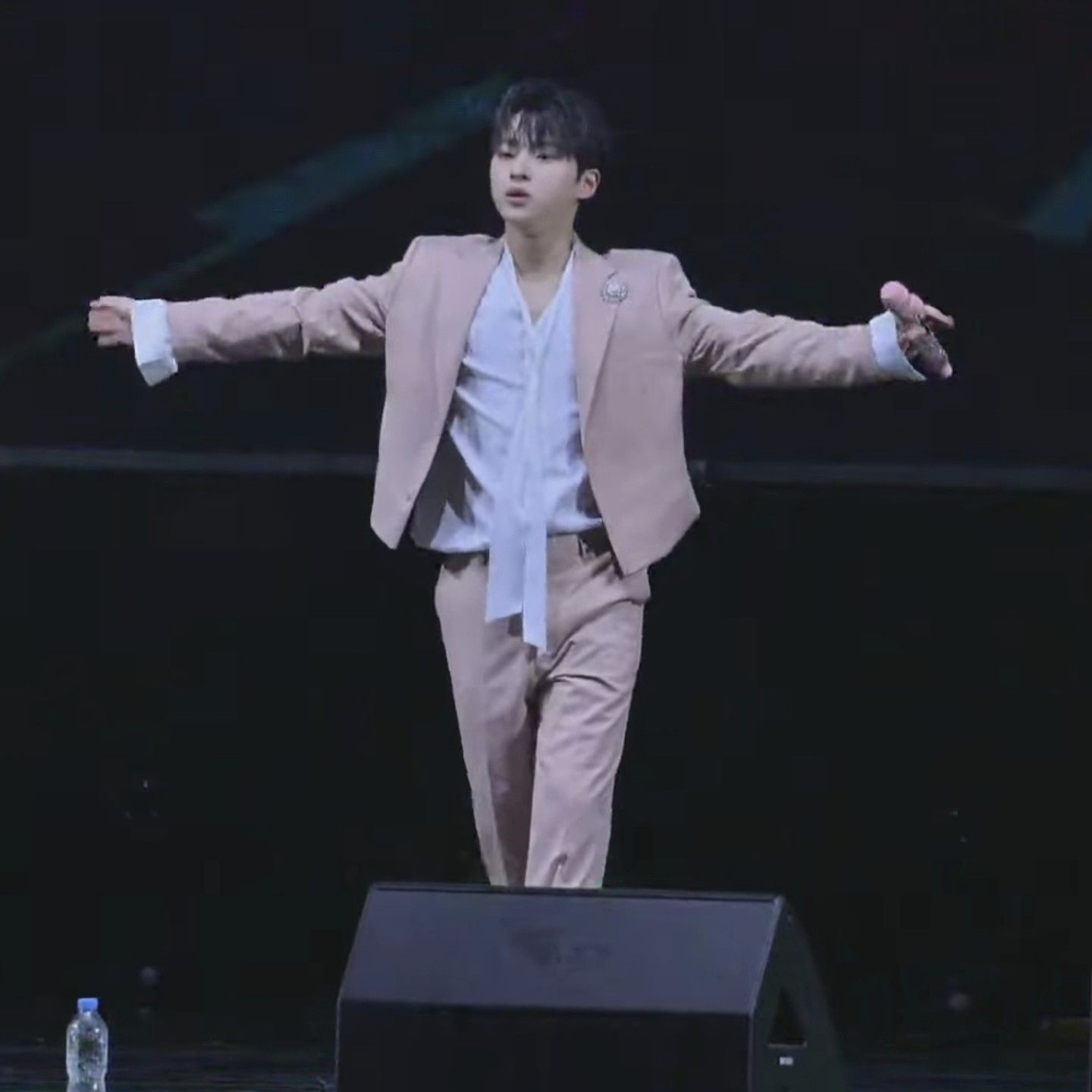 A moment captured by a fan of Seong Ri