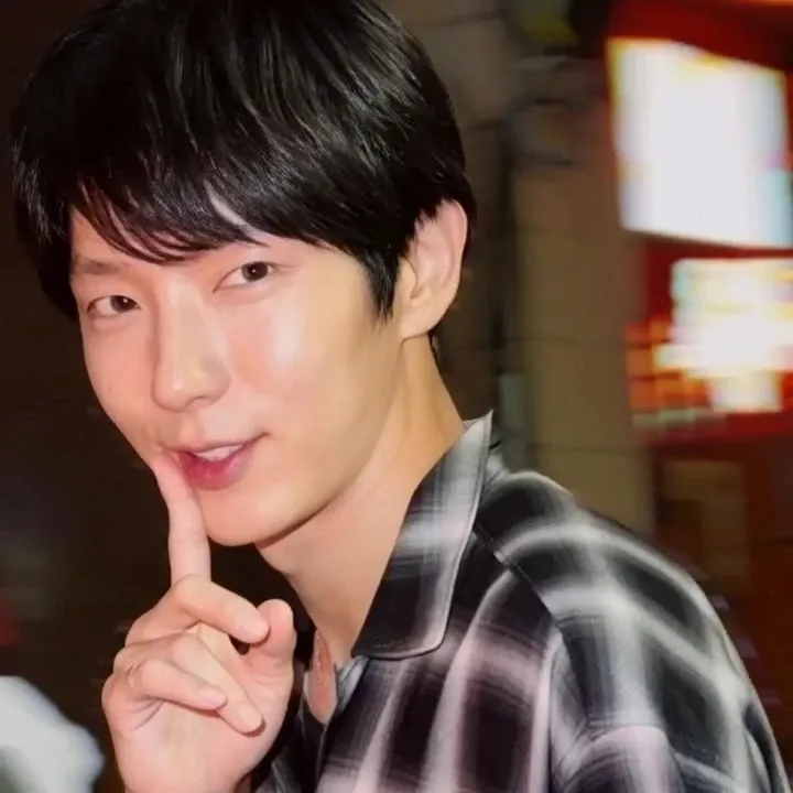 Behind-the-scenes cut of Lee Joongi
