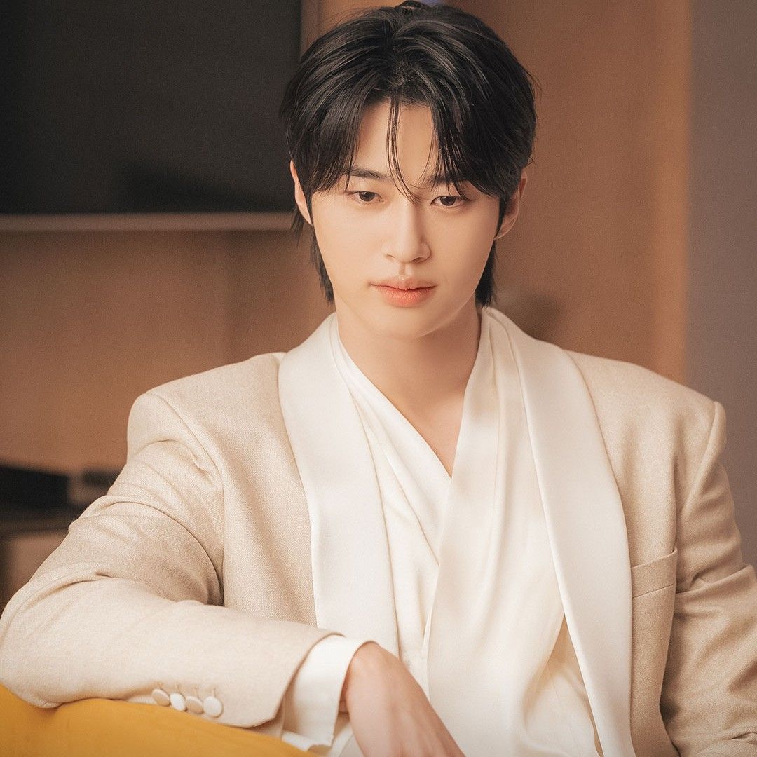 边佑锡的最新照片