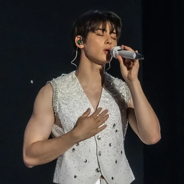 A moment captured by a fan of Cha Eunwoo