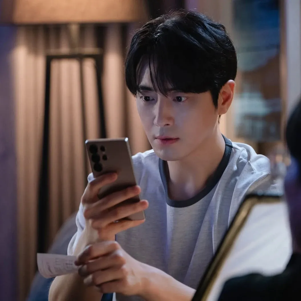 Behind-the-scenes cut of Lee Joonhyuk
