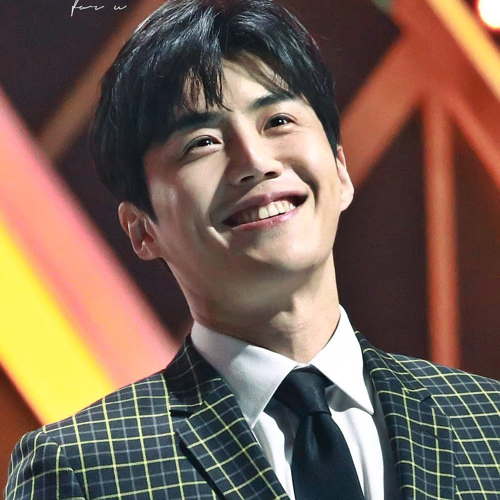 粉丝拍下的金宣虎瞬间