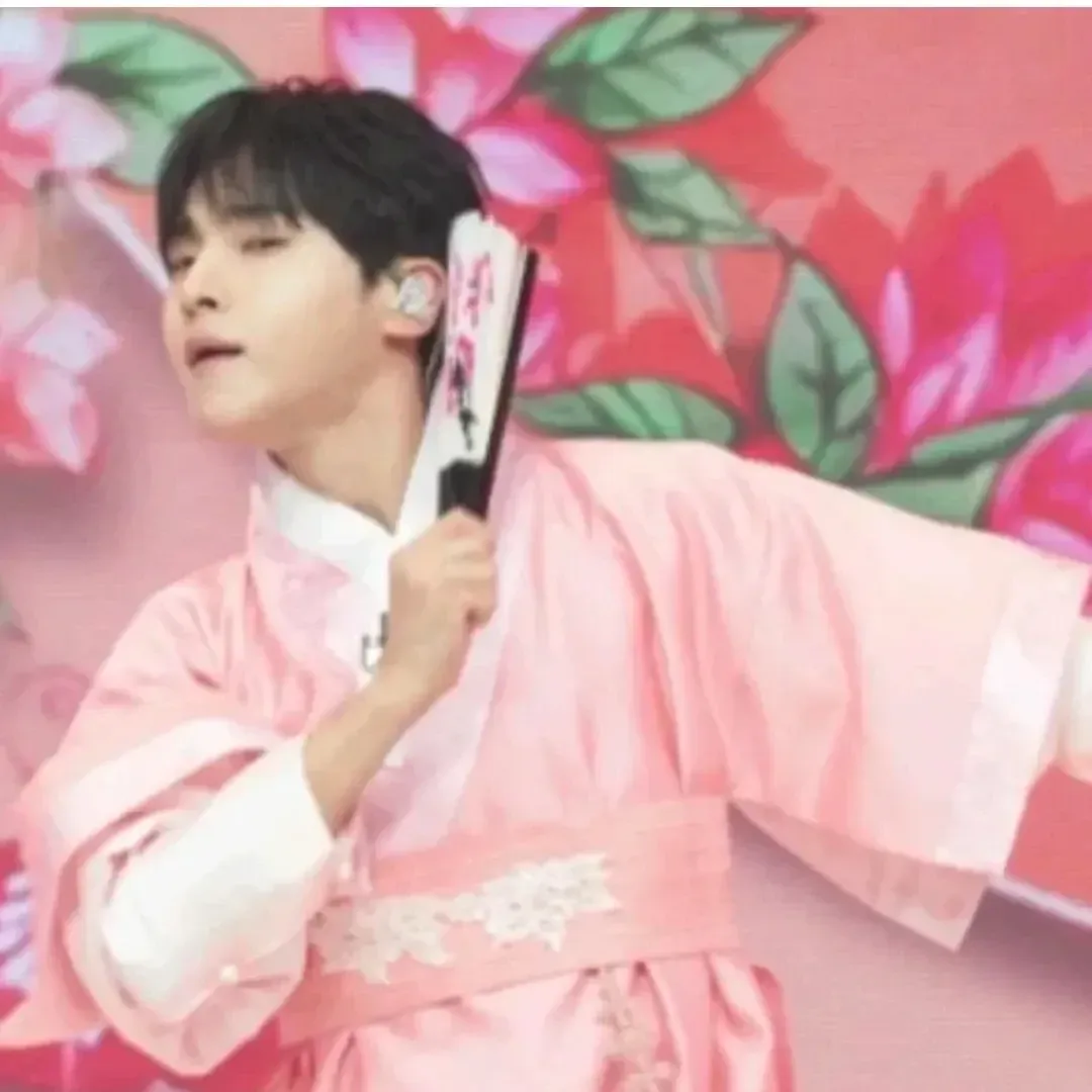 A moment captured by a fan of Seong Ri