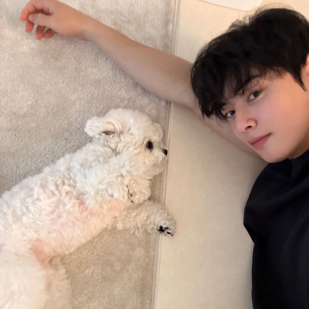 Behind-the-scenes cut of Cha Eunwoo