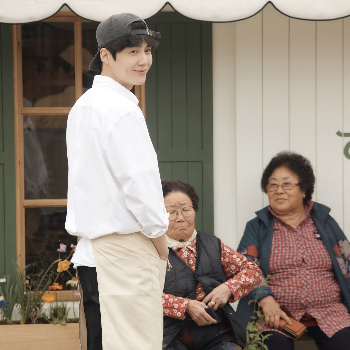 Behind-the-scenes cut of Kim Seonho