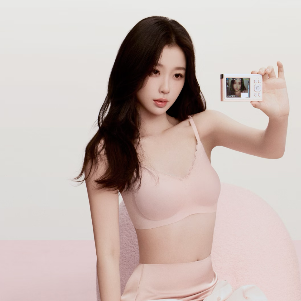 A moment captured by a fan of Esther Yu