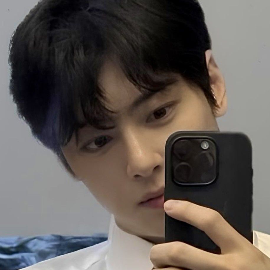 A moment captured by a fan of Cha Eunwoo