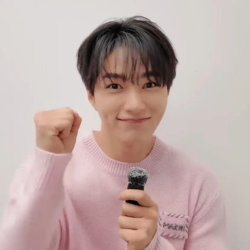 Latest photo of Kim Myungsoo (L)