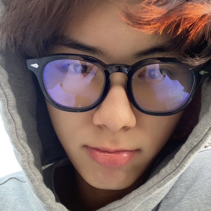 Behind-the-scenes cut of Lee Chaemin