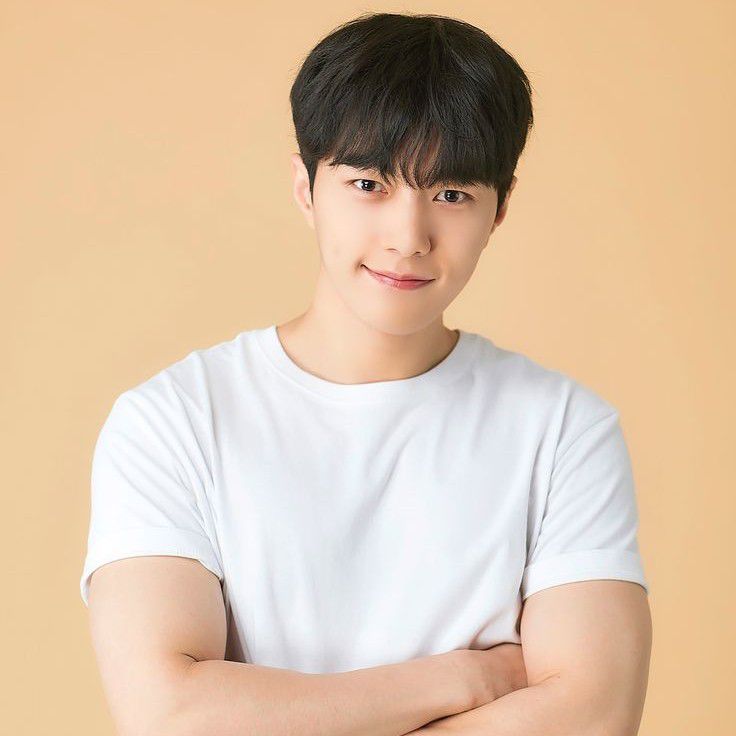 A moment captured by a fan of Kim Myungsoo (L)