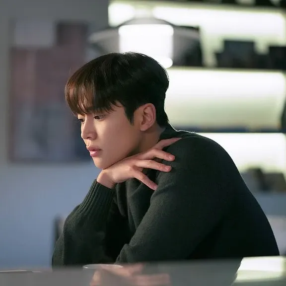 Behind-the-scenes cut of Rowoon