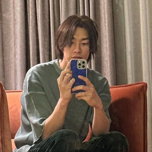 A moment captured by a fan of Kim Youngkwang