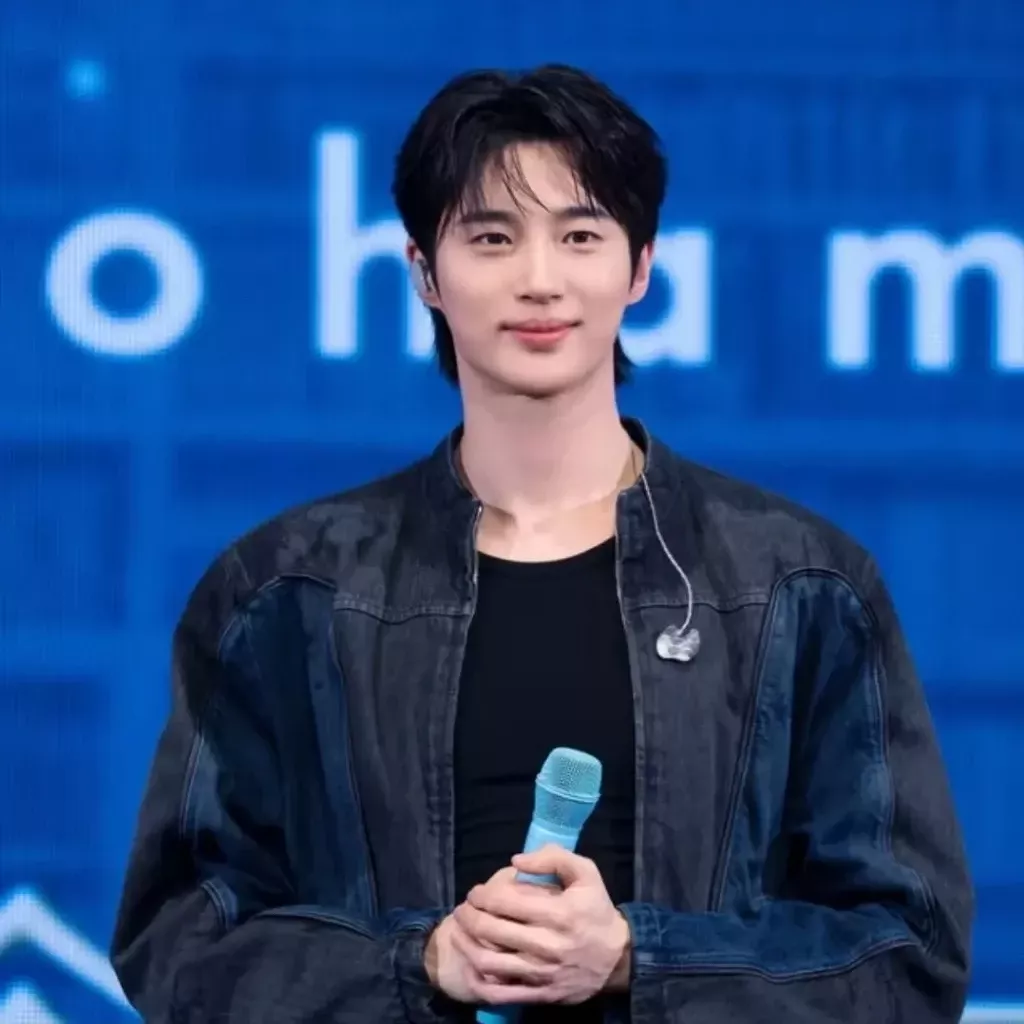Behind-the-scenes cut of Byeon Wooseok