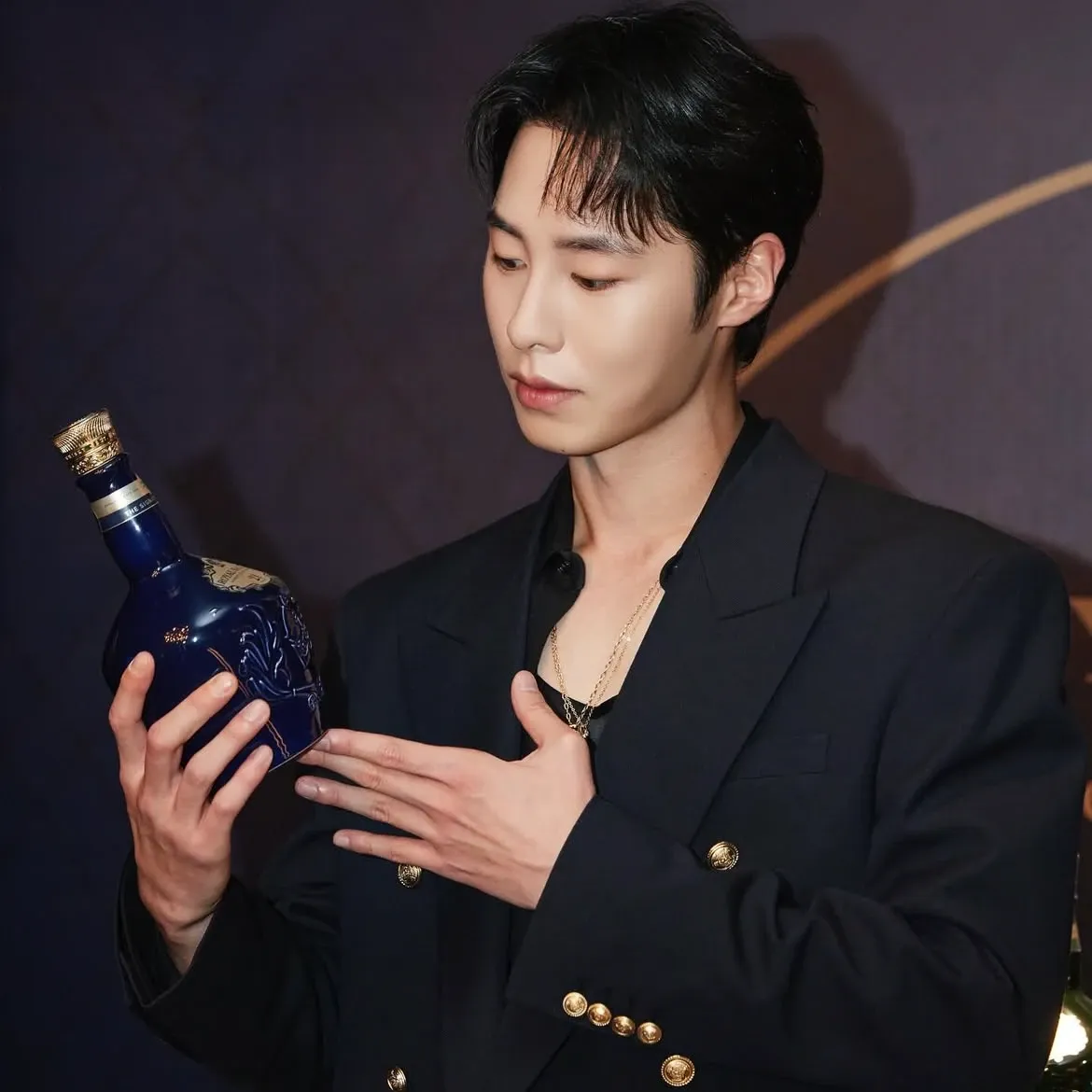 Behind-the-scenes cut of Lee Jaewook