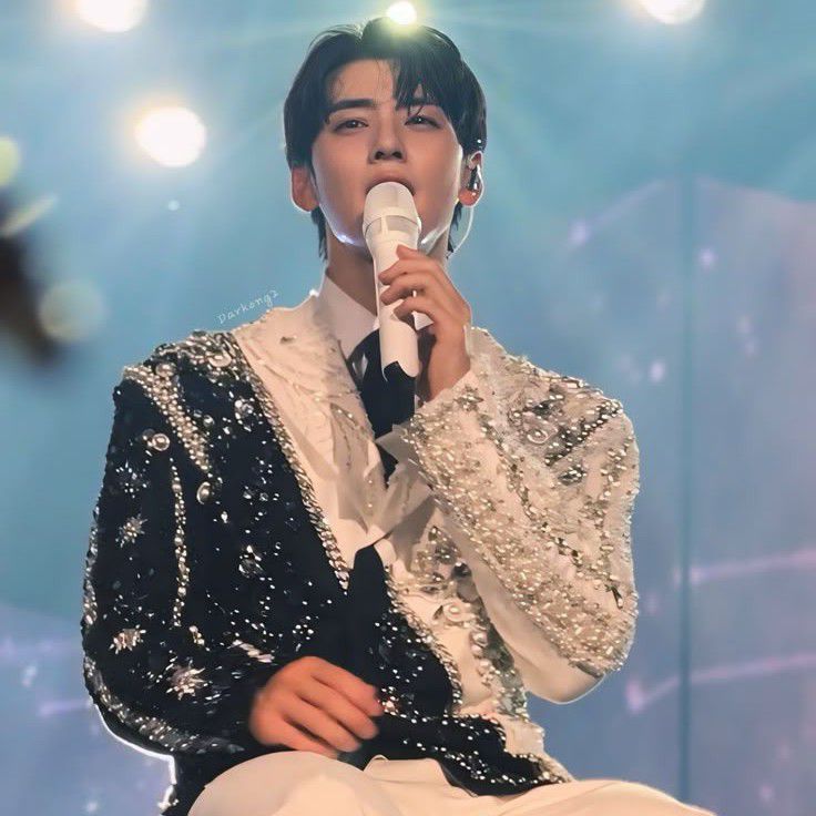 A moment captured by a fan of Cha Eunwoo