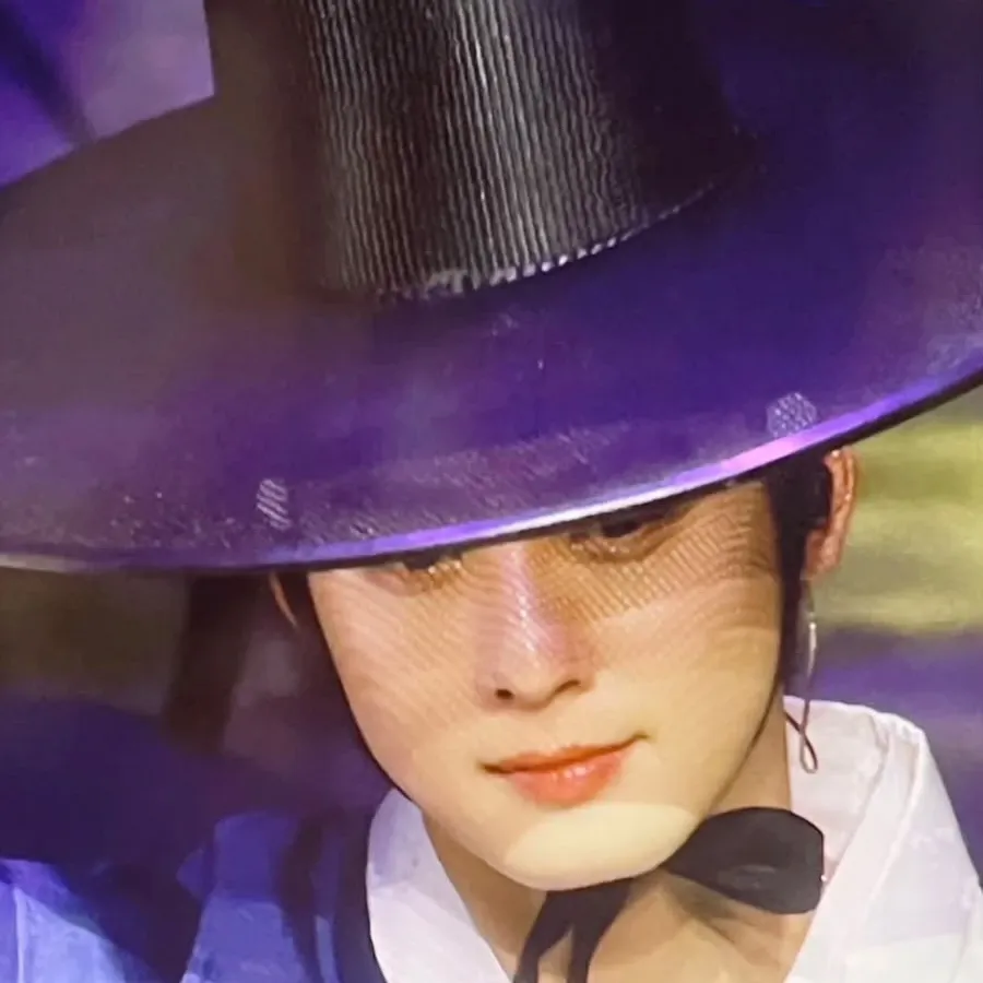 Behind-the-scenes cut of Cha Eunwoo