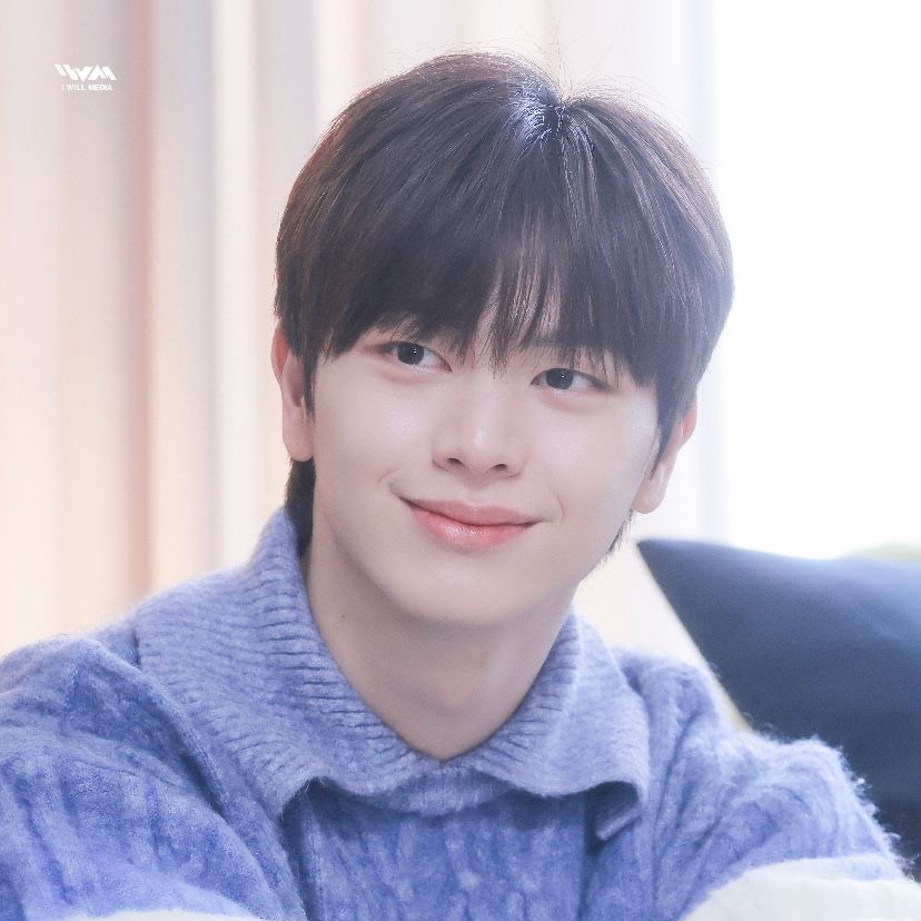 A moment captured by a fan of Yook Sungjae
