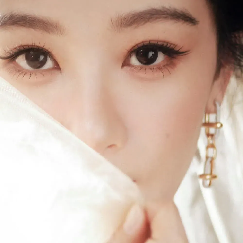 Behind-the-scenes cut of Yang Zi