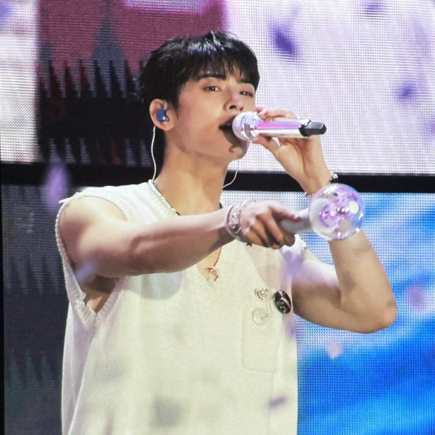 Behind-the-scenes cut of Cha Eunwoo