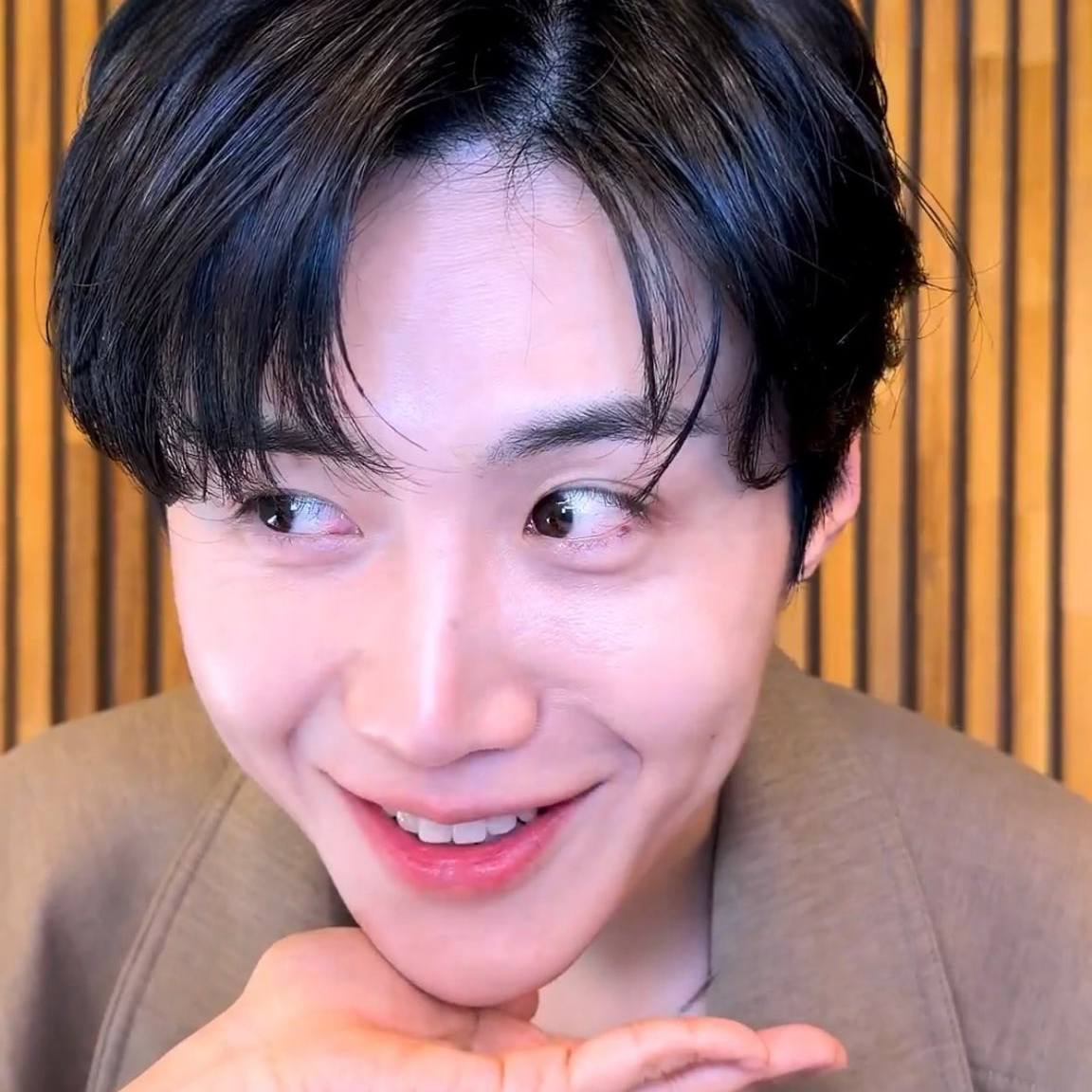 Behind-the-scenes cut of Kim Seonho