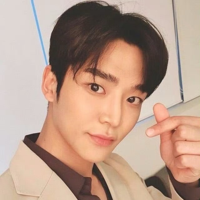 Foto kegiatan terbaru dari Rowoon