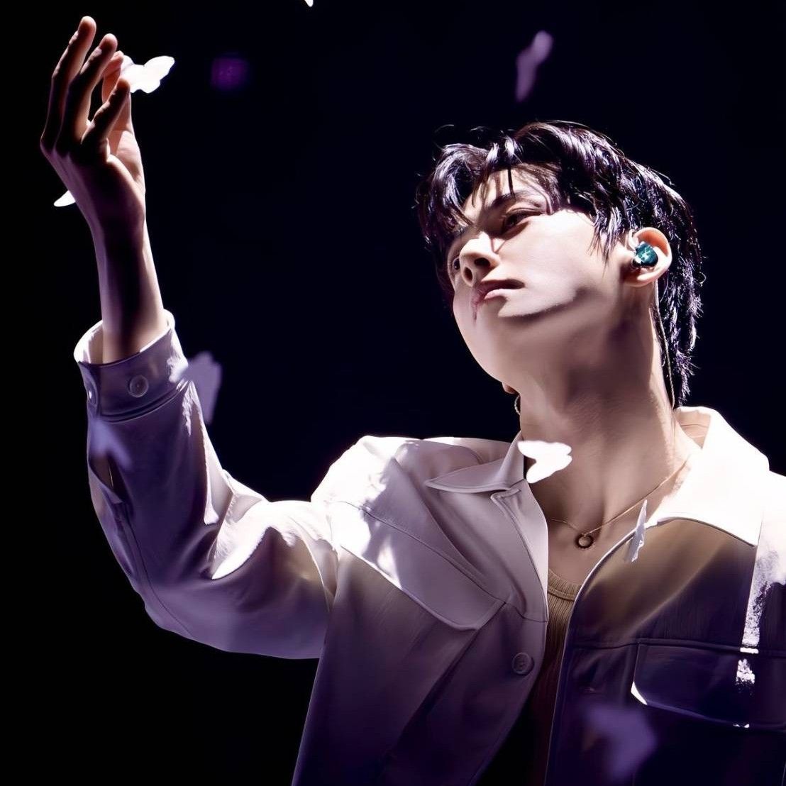 Behind-the-scenes cut of Cha Eunwoo