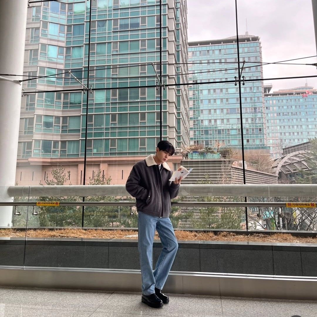 A moment captured by a fan of Kim Myungsoo (L)