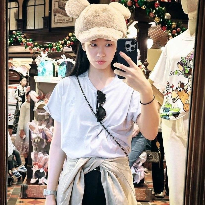 Behind-the-scenes cut of Ahn Eunjin