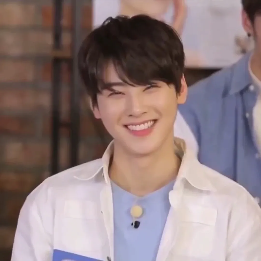 Behind-the-scenes cut of Cha Eunwoo