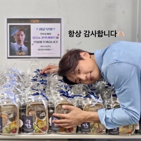 Behind-the-scenes cut of Yoon Shiyoon