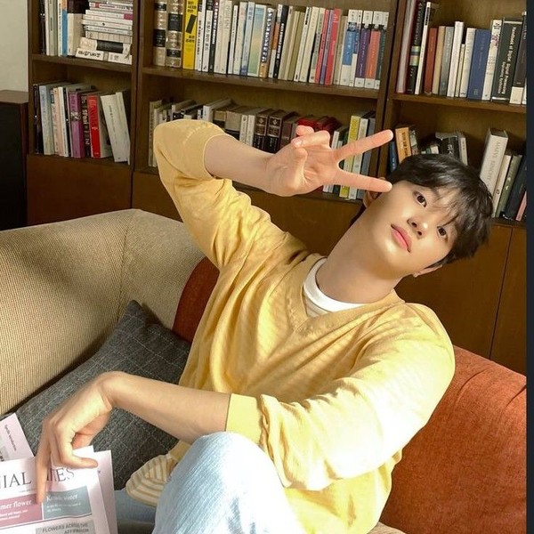 Today’s standout profile photo of Kim Jaewon on Choeaedol Celeb