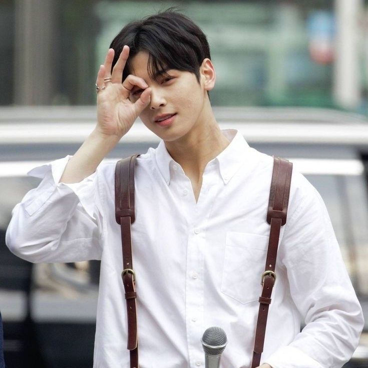 Behind-the-scenes cut of Cha Eunwoo