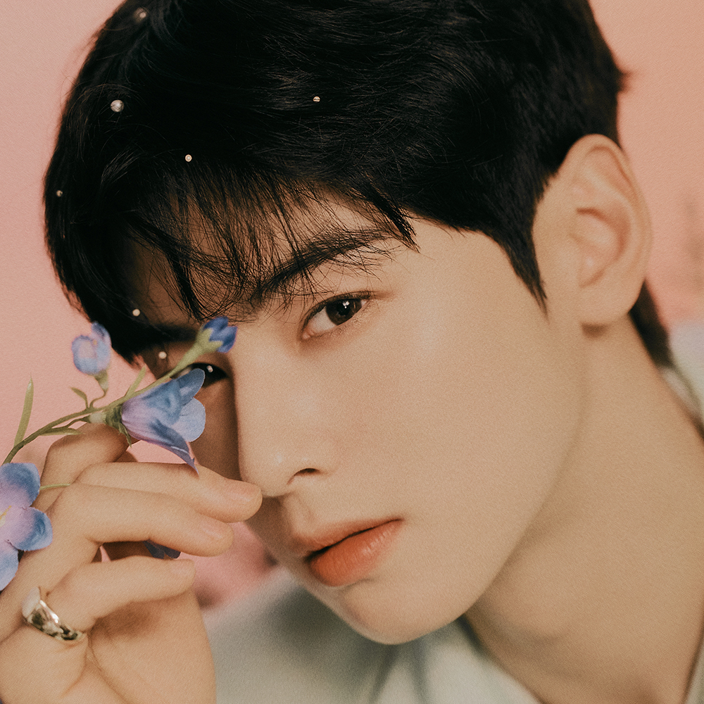 Behind-the-scenes cut of Cha Eunwoo