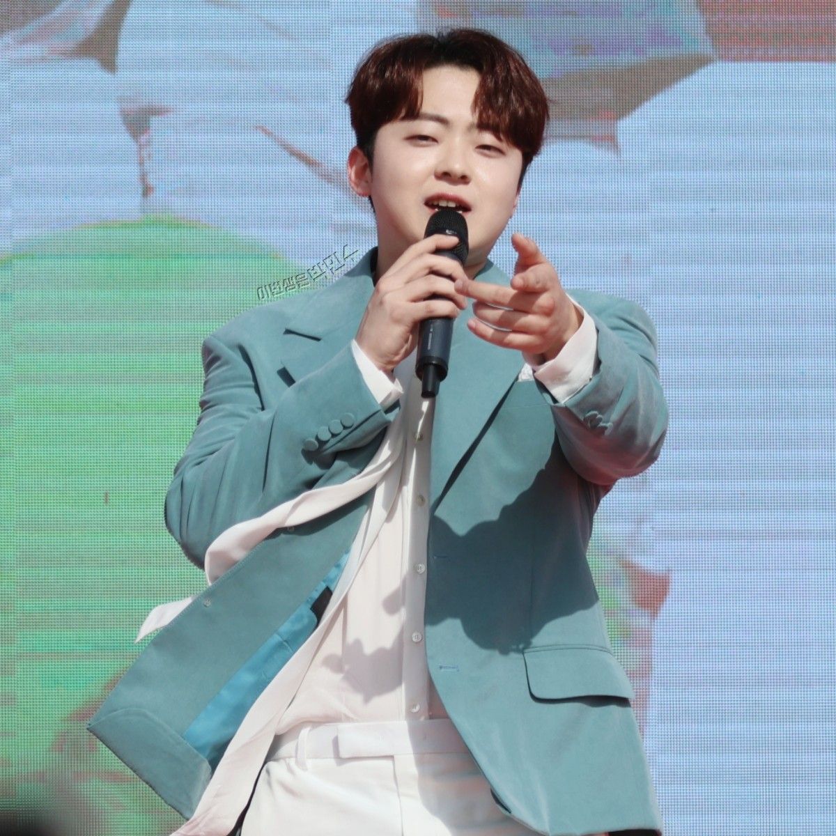 Behind-the-scenes cut of Park Minsu