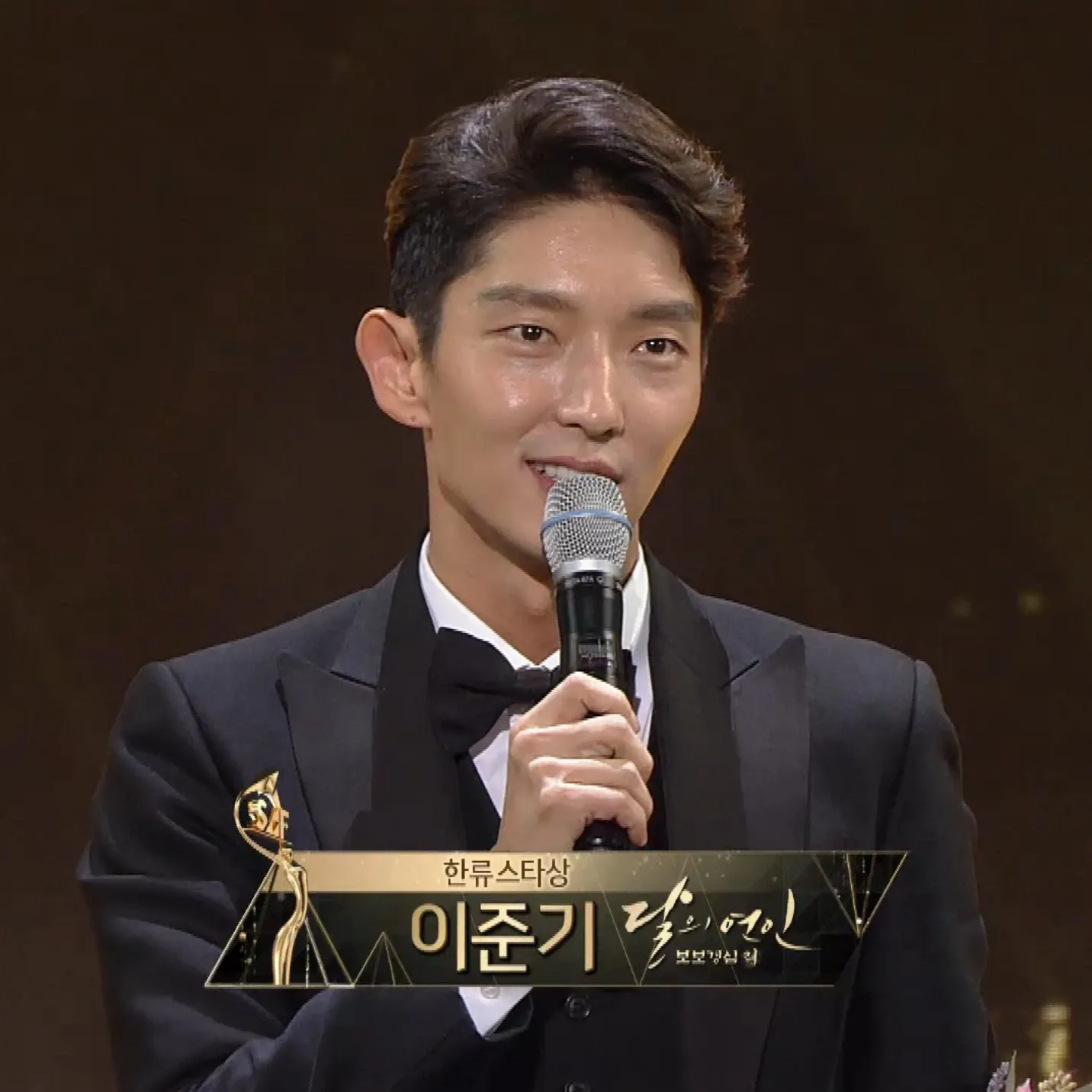 Behind-the-scenes cut of Lee Joongi
