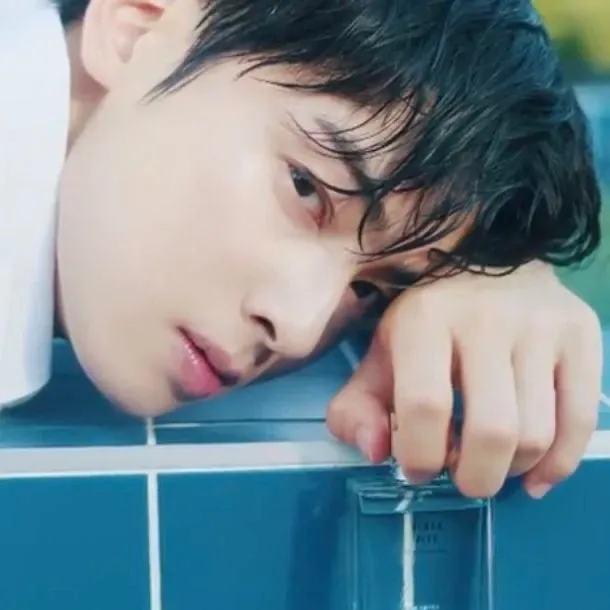 Behind-the-scenes cut of Cha Eunwoo